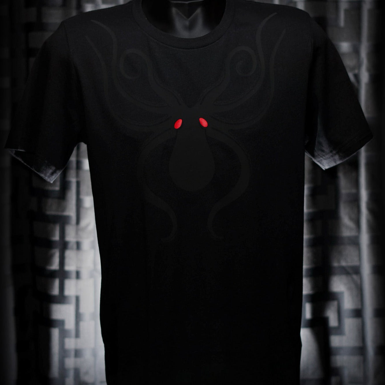 Noir et Noir Octopus unisex T-shirt displayed against a dark background, emphasizing the detailed black-on-black octopus design and the shirt's elegant fit. Capturing the essence of the Design Collection.